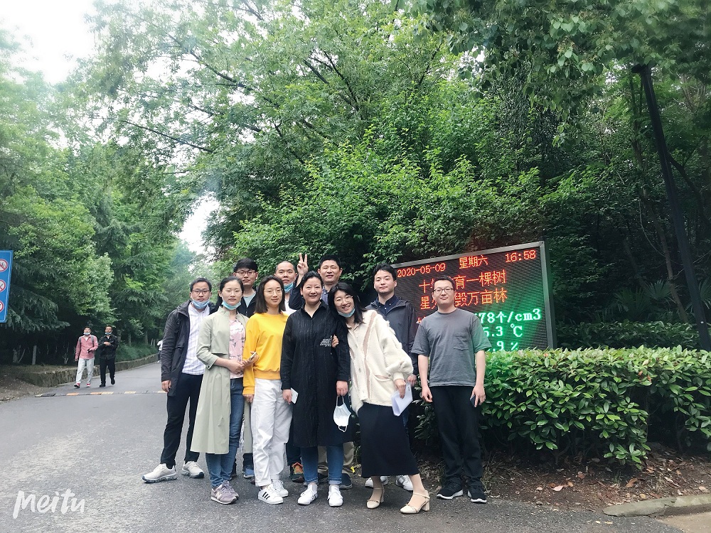 團結(jié)一心，勇攀高峰